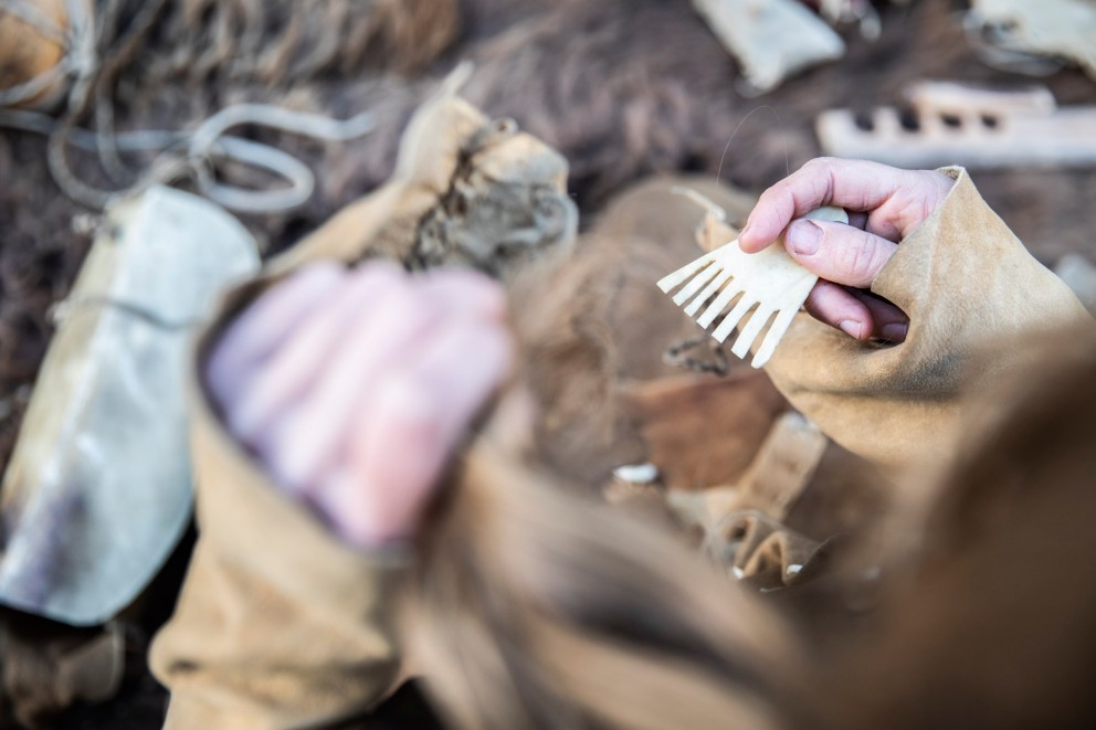 Klara Marie Schulke, Wildnistrainerin aus der Nähe von Brandenburg, zeigt ihre selbst hergestellten Werkzeuge Klara Marie Schulke, Wildnistrainerin aus der Nähe von Brandenburg, zeigt ihre selbst hergestellten Werkzeuge