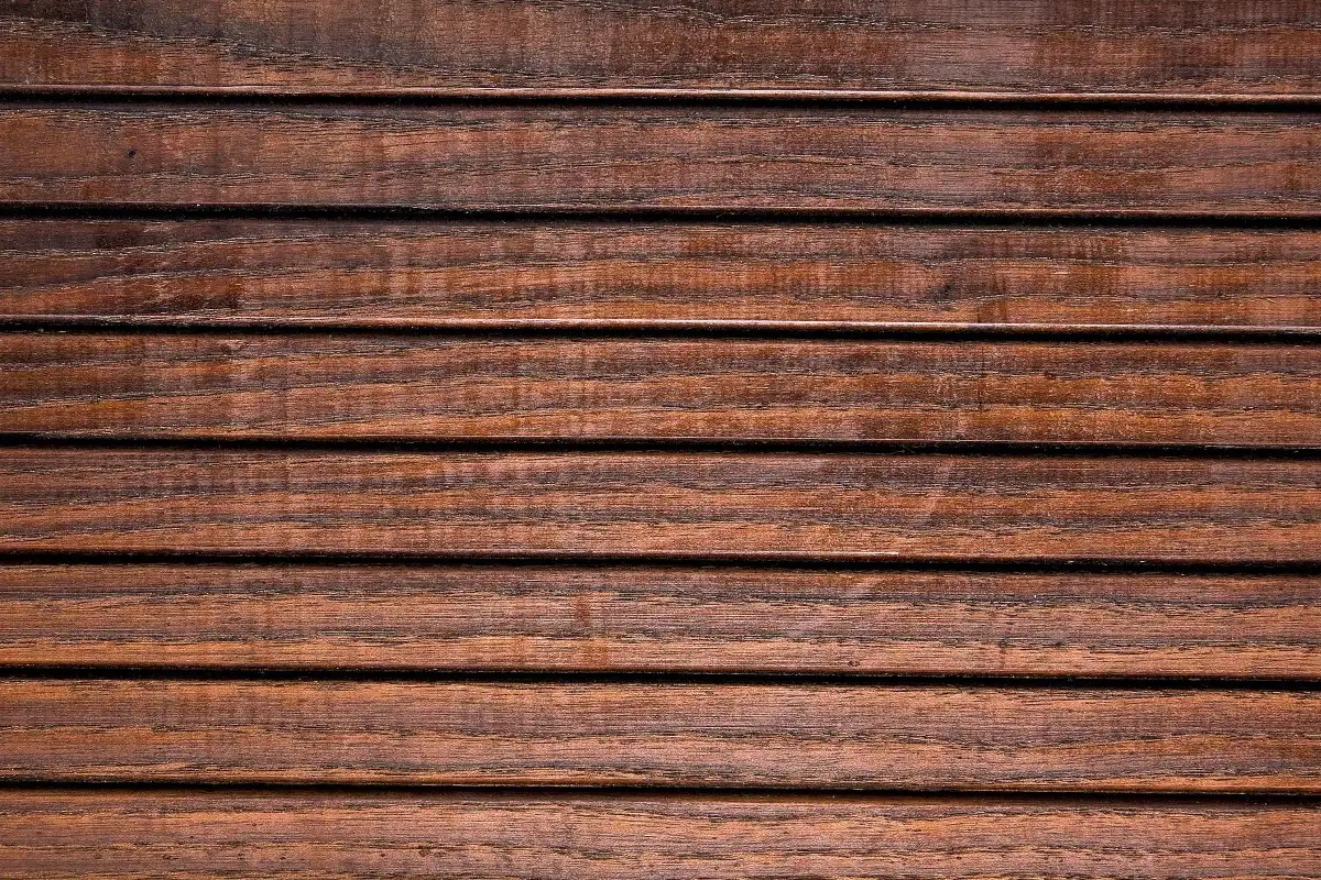 Holzjalousie mit horizontalen Lamellen
