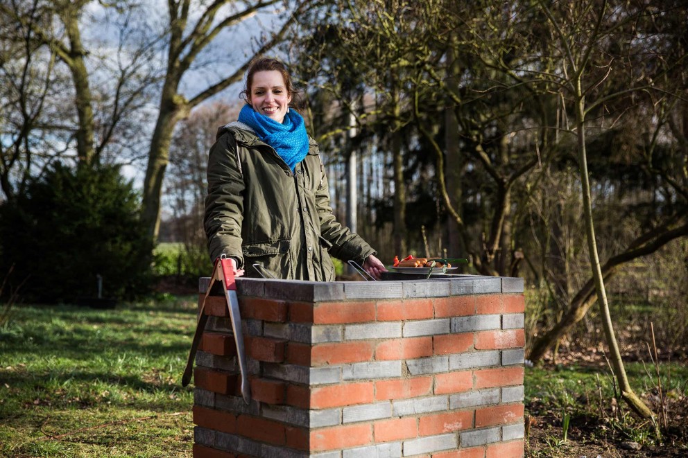 Autorin Esther Acason grillt auf dem selbst gemauerten Gartengrill.