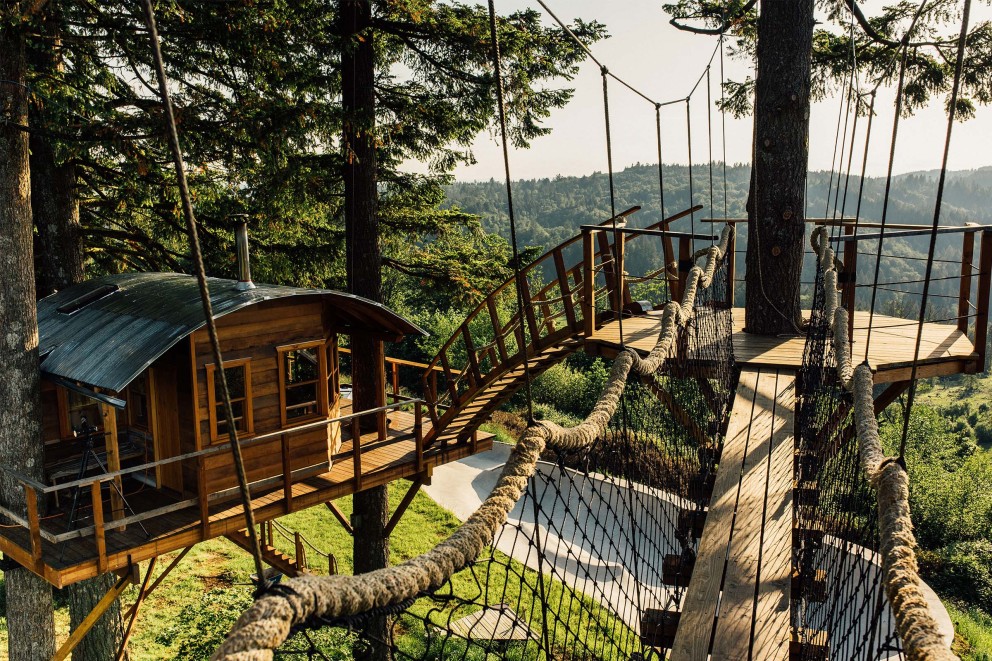 Das selbstgebaute Baumhaus Cinder Cone von Foster Huntington steht in Skamania County, Washington. Das selbstgebaute Baumhaus Cinder Cone von Foster Huntington steht in Skamania County, Washington.