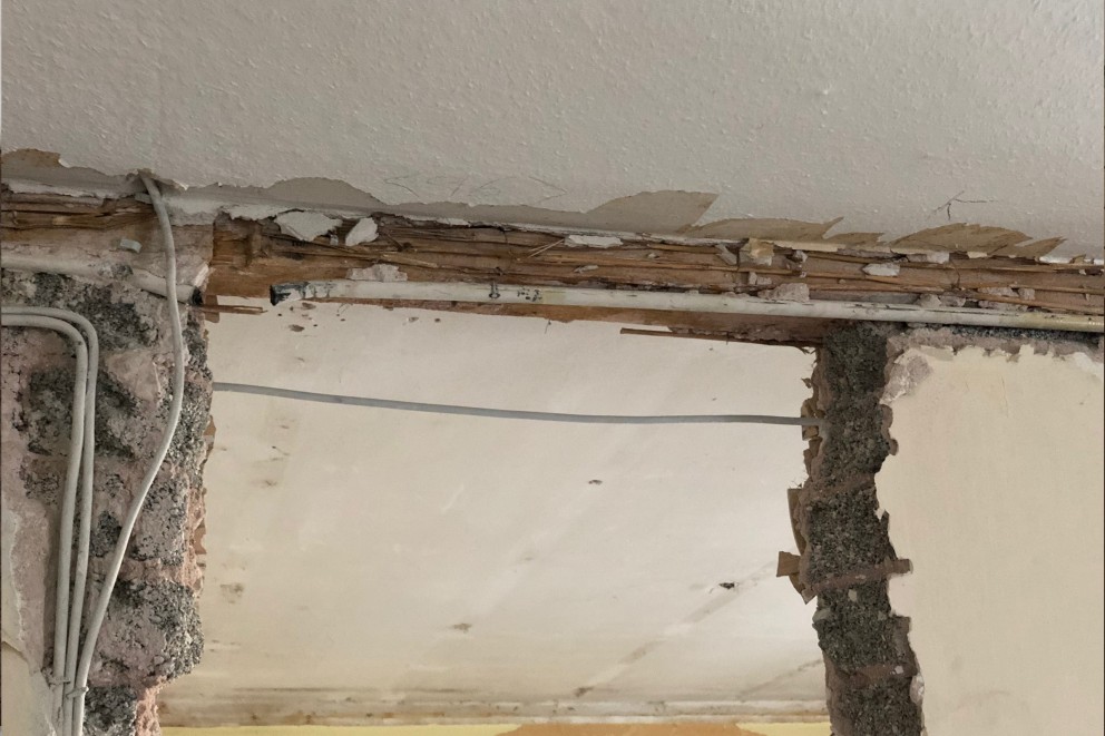 Die zum Teil eingerissene Wand mit dem freigelegten Trägerbalken vom 70 Jahre alten Haus, das Marc Litz aus Coburg saniert hat Die zum Teil eingerissene Wand mit dem freigelegten Trägerbalken vom 70 Jahre alten Haus, das Marc Litz aus Coburg saniert hat
