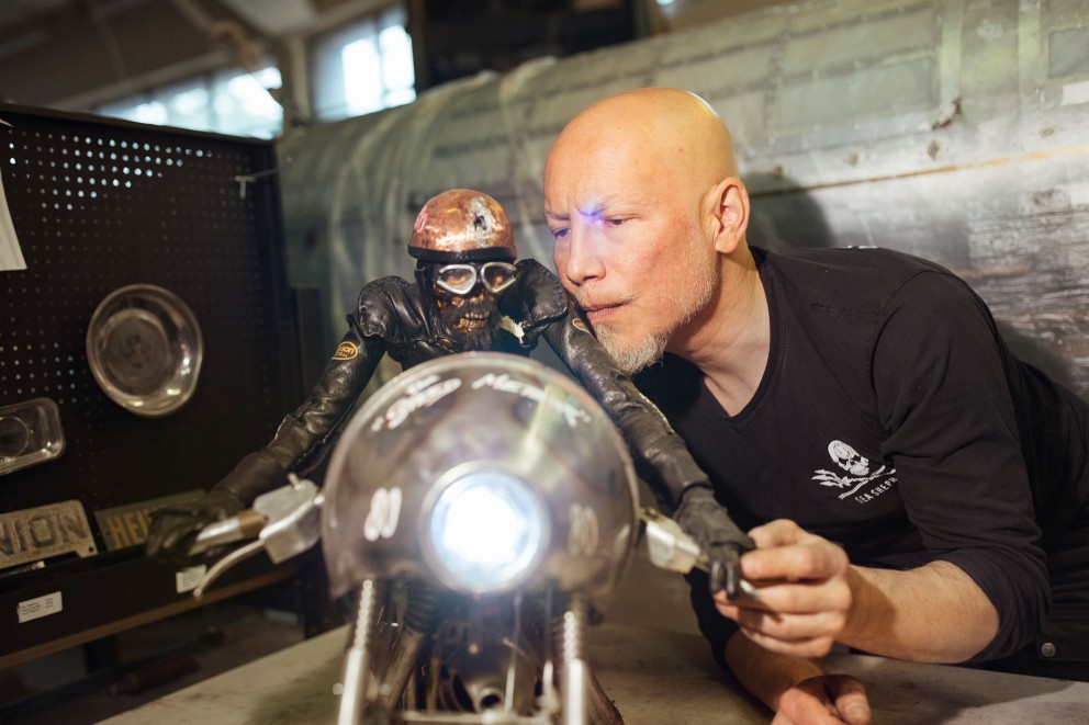 Stress? Kennt Steampunk Künstler Georges Ayusawa nicht. Er geht in seinen Projekten, die er in einer Werkstatt in der schweizerischen Stadt Neuchâtel erbaut, vollkommen auf. Hier präsentiert er seinen 15 Kilo schweren „Speed Meteor“. Stress? Kennt Steampunk Künstler Georges Ayusawa nicht. Er geht in seinen Projekten, die er in einer Werkstatt in der schweizerischen Stadt Neuchâtel erbaut, vollkommen auf. Hier präsentiert er seinen 15 Kilo schweren „Speed Meteor“.