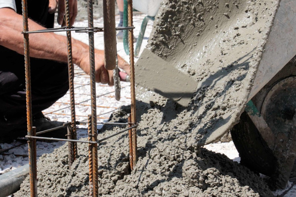 Beton wird in eine Armierung gegossen