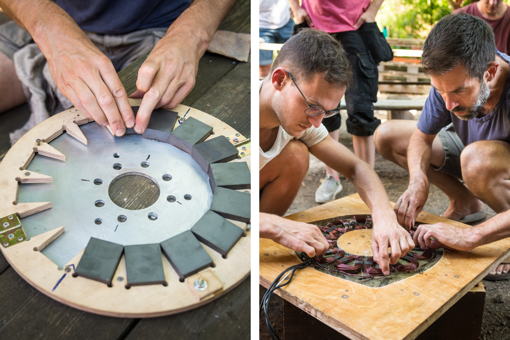 Nachdem Sascha Borrée die Magnete auf die Stahlscheiben geklebt hat, fixiert er zwölf aus Kupferdraht gewickelte Spulen auf einer weiteren Scheibe. Ein Workshop Teilnehmer verdrahtet sie. Nachdem Sascha Borrée die Magnete auf die Stahlscheiben geklebt hat, fixiert er zwölf aus Kupferdraht gewickelte Spulen auf einer weiteren Scheibe. Ein Workshop Teilnehmer verdrahtet sie.
