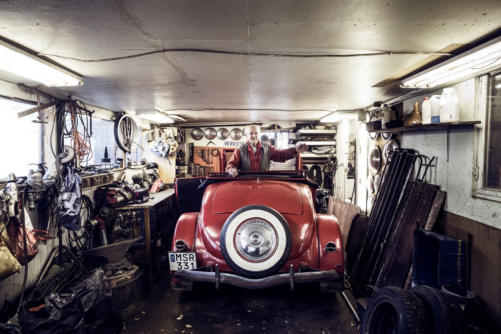 Den roten Ford Sedan Oldtimer mit dem Ersatzrad am Kofferraumdeckel fand Olle Åhnström auf einem Schrottplatz. Er schraubte so lange an ihm herum, bis das Auto wieder fuhr. Den roten Ford Sedan Oldtimer mit dem Ersatzrad am Kofferraumdeckel fand Olle Åhnström auf einem Schrottplatz. Er schraubte so lange an ihm herum, bis das Auto wieder fuhr.