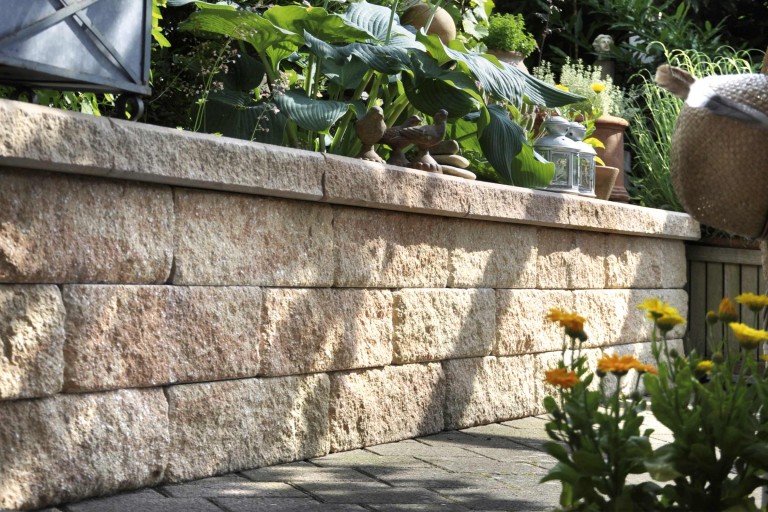 Gartenmauer bauen mit Mörtel und Steinen Gartenmauer bauen mit Mörtel und Steinen