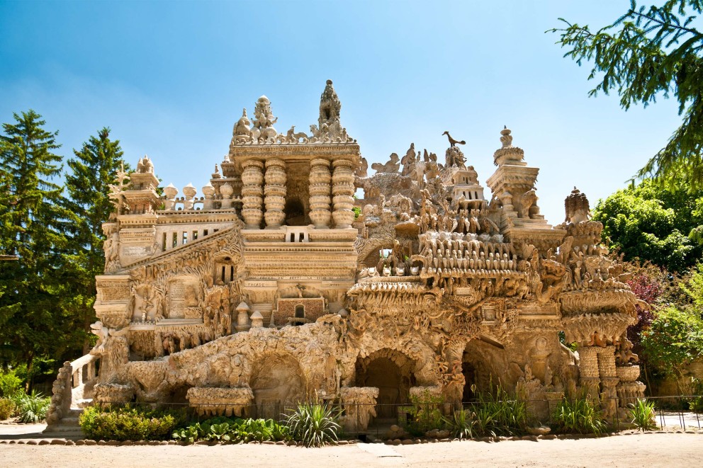Ferdinand Chavel baute sich sein eigenes Grabmal: Den Palais idéal in Hautrive. Ferdinand Chavel baute sich sein eigenes Grabmal: Den Palais idéal in Hautrive.