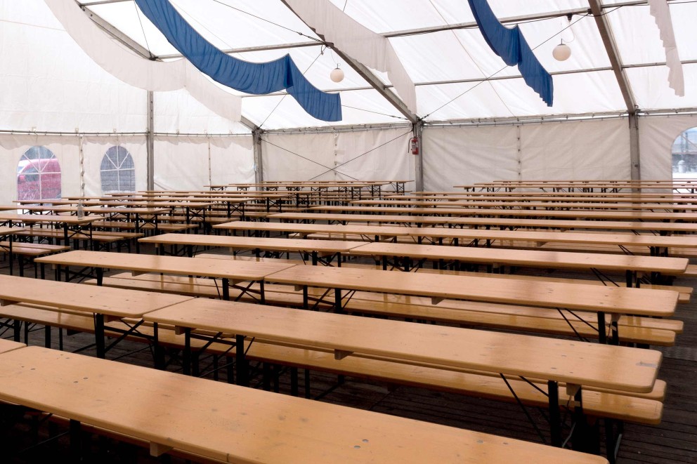 Festzelt mit Biertischgarnituren für Veranstaltungen