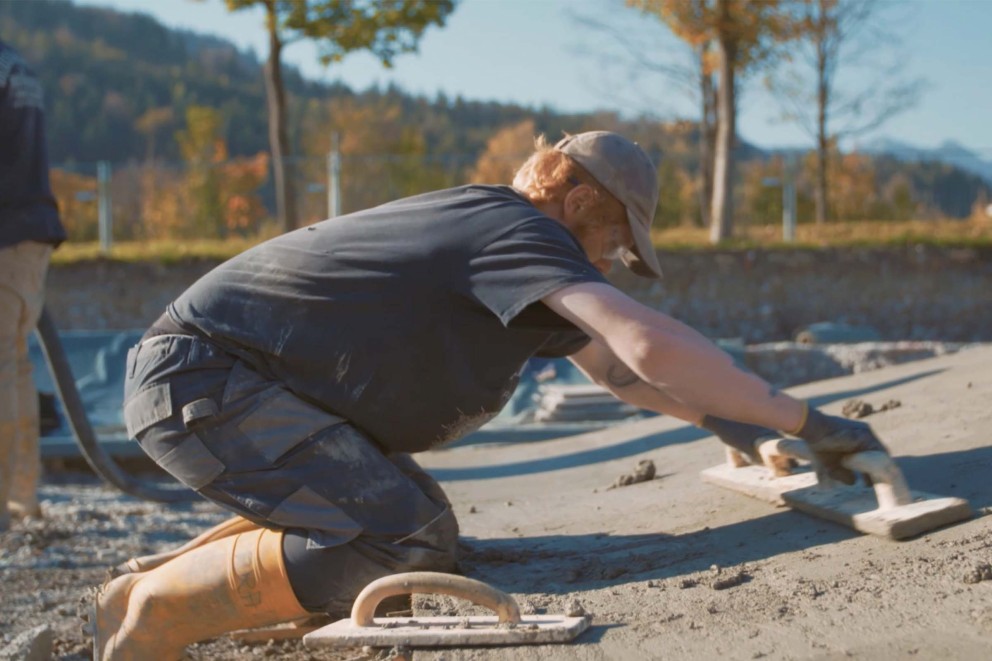 Nach dem der Beton aufgetragen wurde, muss er glattgezogen werden. Nach dem der Beton aufgetragen wurde, muss er glattgezogen werden.