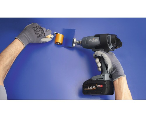 Person verwendet Heißluftpistole und Andrückroller zum Anbringen einer Folie