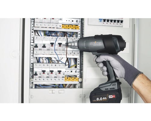 Elektriker benutzt Heißluftpistole Steinel Mobile Heat MH3 an Verteilerkasten