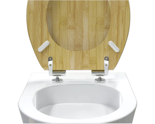 Toilettendeckel aus Bambus auf einer weißen Toilette