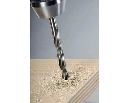 Bohrmaschine bohrt Loch in Holz