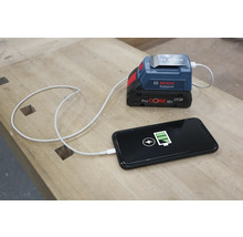 Bosch Professional Akku-Ladegerät lädt ein Smartphone