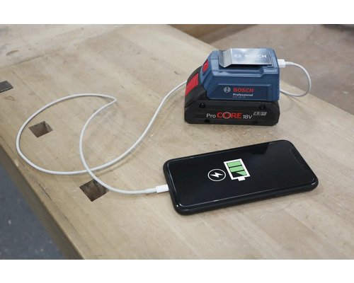 Bosch Professional Akku-Ladegerät lädt ein Smartphone