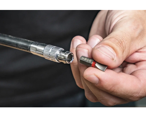 Steckschlüsseleinsatz mit Bit wird von einer Hand gehalten