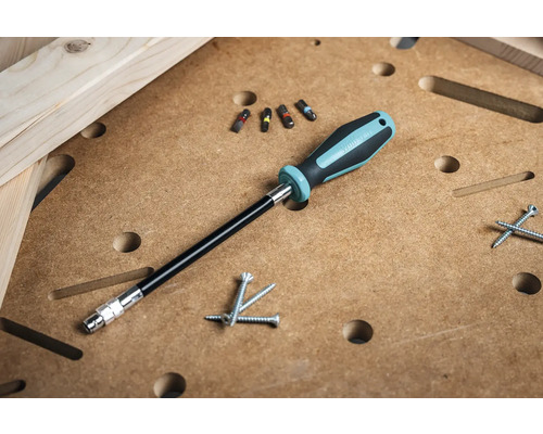 Schraubendreher mit flexibler Welle, Bits und Schrauben auf einer Arbeitsfläche