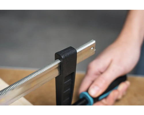 Metallsäge mit schwarzem Griff beim Sägen von Metall