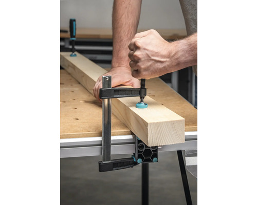 Werkstück mit einer Einhandzwinge auf einer Werkbank befestigt