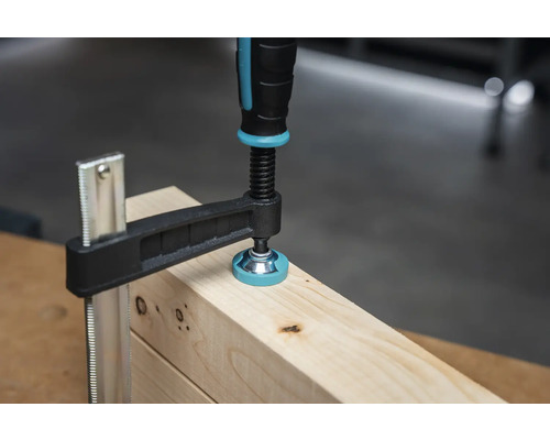 Werkbank Schraubzwinge fixiert Holz