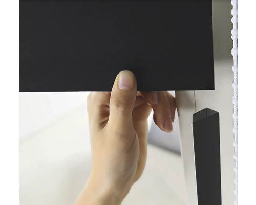 Montage einer schwarzen Jalousie