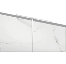 Wandpaneele mit Marmoroptik und Aluminiumprofil