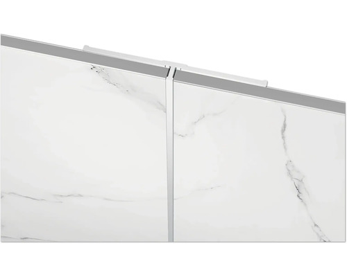 Wandpaneele mit Marmoroptik und Aluminiumprofil