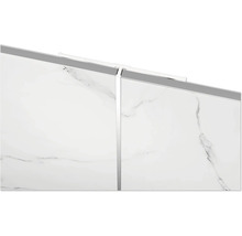 Wandfliesen mit Marmoroptik und Fliesenschiene