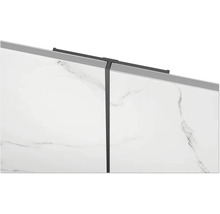 Wandverkleidung mit Marmordekor und Abschlussprofil