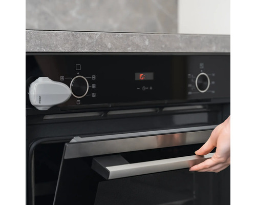 Herd mit Kindersicherung und geöffneter Tür