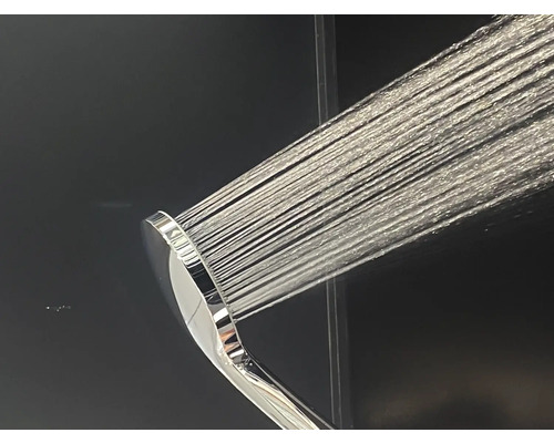 Handbrause mit laufendem Wasserstrahl