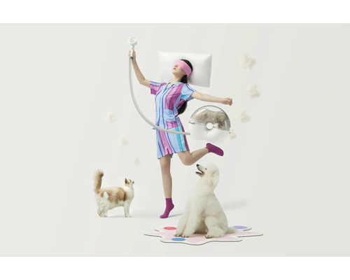 Szene mit einer Frau, die eine Schlafmaske und einen Pyjama trägt, einen Staubsauger für Haustiere hält und von einer Katze und einem Hund umgeben ist.