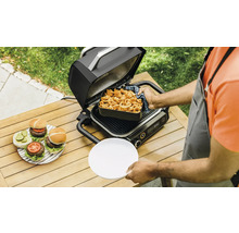 Tisch mit Elektrogrill, Pommes Frites und Burgern im Garten