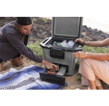 Personen, Kühlbox mit Eis und Getränken am Strand