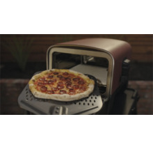 Pizza auf einem Pizzaschieber vor einem Pizzaofen
