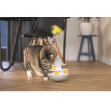 Katze spielt mit interaktivem Spielzeugturm mit Ball und Feder