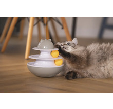 Katze spielt mit einem dreistöckigen Katzenspielzeug mit Bällen