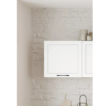 Hängeschränke mit Griffen vor einer Steinwand