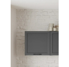 Graue Hängeschränke mit Griffen vor einer weißen Ziegelwand