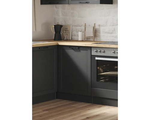 Küchenecke mit grauen Schränken, Arbeitsplatte aus Holz und Elektroherd