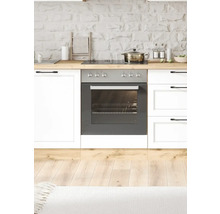 Küchenszene mit Herd, Backofen und Küchenutensilien auf einer Holzarbeitsplatte vor einer Steinwand