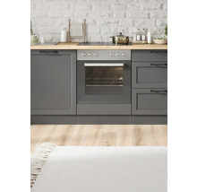 Küchenszene mit grauen Schränken, Herd, Backofen und Holzarbeitsplatte vor einer Steinwand