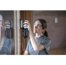 Frau schleift Holz mit einem Akku-Multischleifer von Bosch