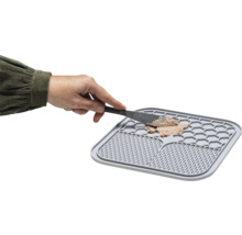 Graue Katzennapfmatte mit Futter und Hand mit Spatel