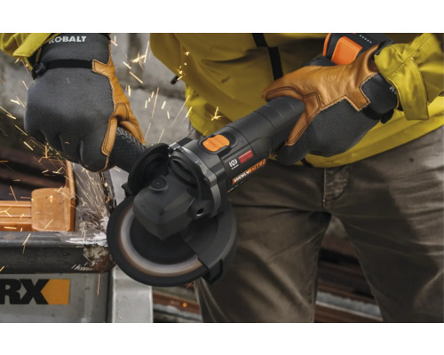 Eine Person benutzt einen Winkelschleifer zum Schneiden von Metall, wobei Funken sprühen.