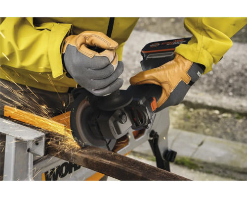 Eine Person benutzt einen Akku-Winkelschleifer zum Schneiden von Metall, wobei Funken entstehen.