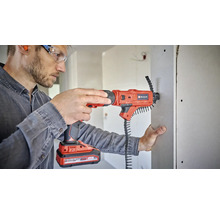 Handwerker befestigt eine Gipskartonplatte mit einem Akku-Magazinschrauber von Einhell