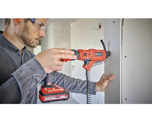 Handwerker befestigt eine Gipskartonplatte mit einem Akku-Magazinschrauber von Einhell