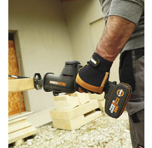 Eine Person benutzt eine Akku-Säbelsäge von Worx Nitro, um ein Holzbrett zu schneiden.