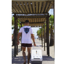 Mann mit Kühlbox am Strand